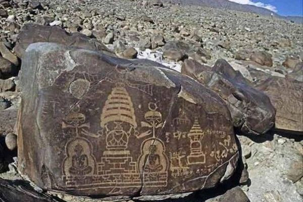 Petroglyphs with unidentifiable flying objects.