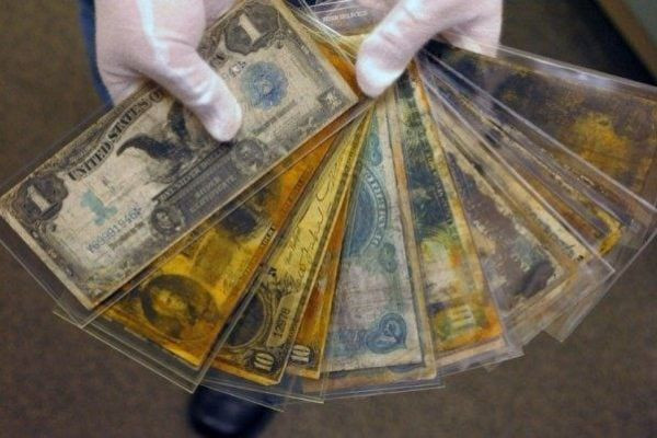 These are banknotes from the Titanic. They were perfectly preserved, despite the fact that at the time of their rise to the surface they were already about 100 years old.