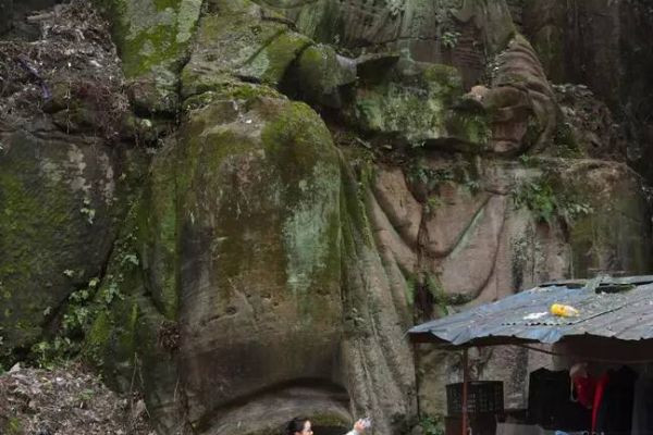 In the city of Chongqing in China, a huge ancient Buddha statue was discovered under one of the high-rise buildings, which caused shock. <br> <br>This statue, nine meters high, dates from ab..